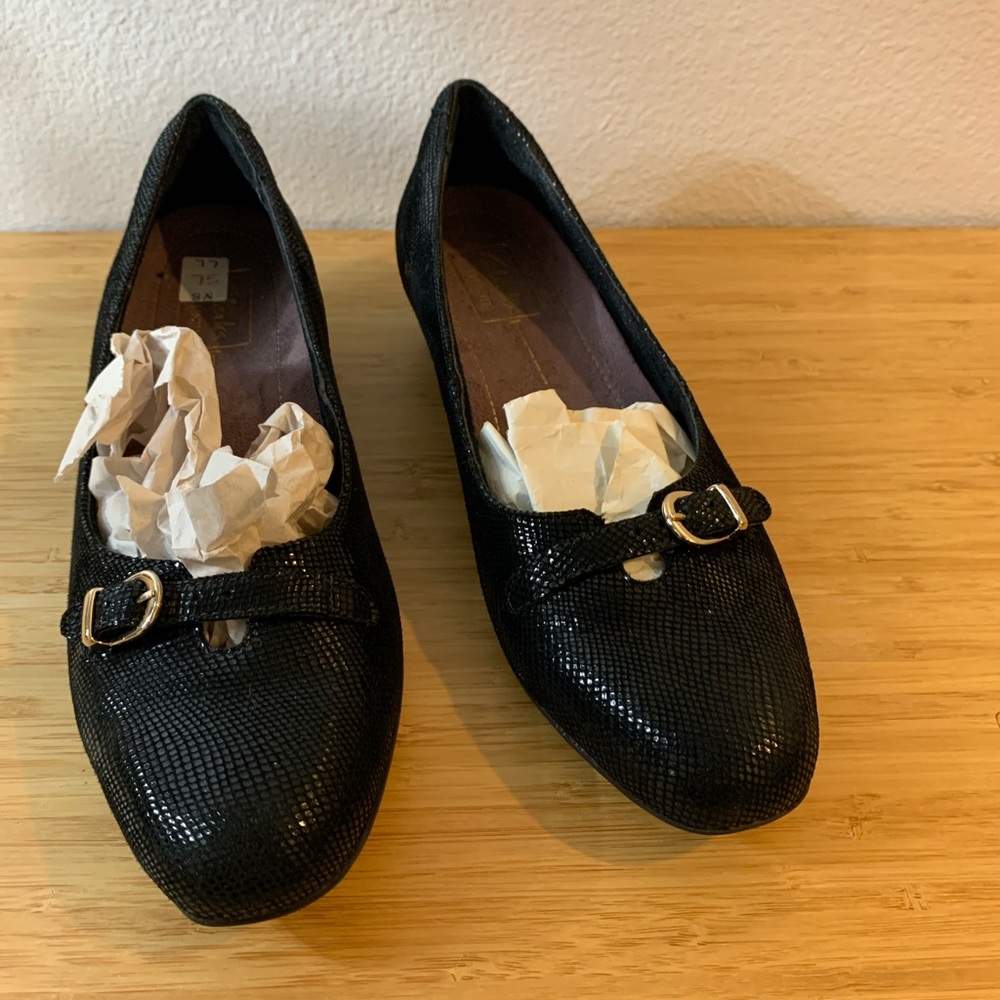Clarks. 8N. Never Worn. Black. Slip on dressy